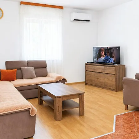 3 Bedroom Stunning In * Pula